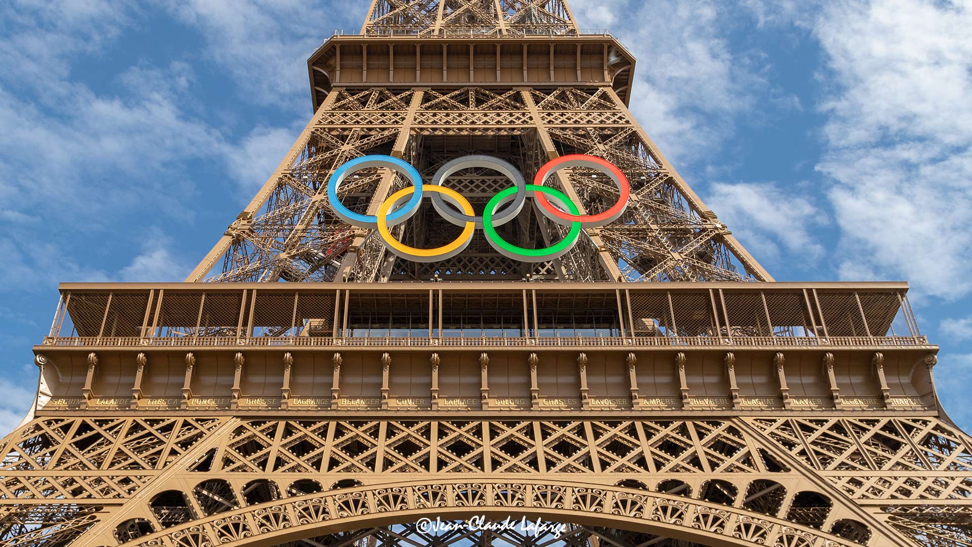 Gros plan sur les anneaux olympiques dessinés par Pierre de Coubertin. 