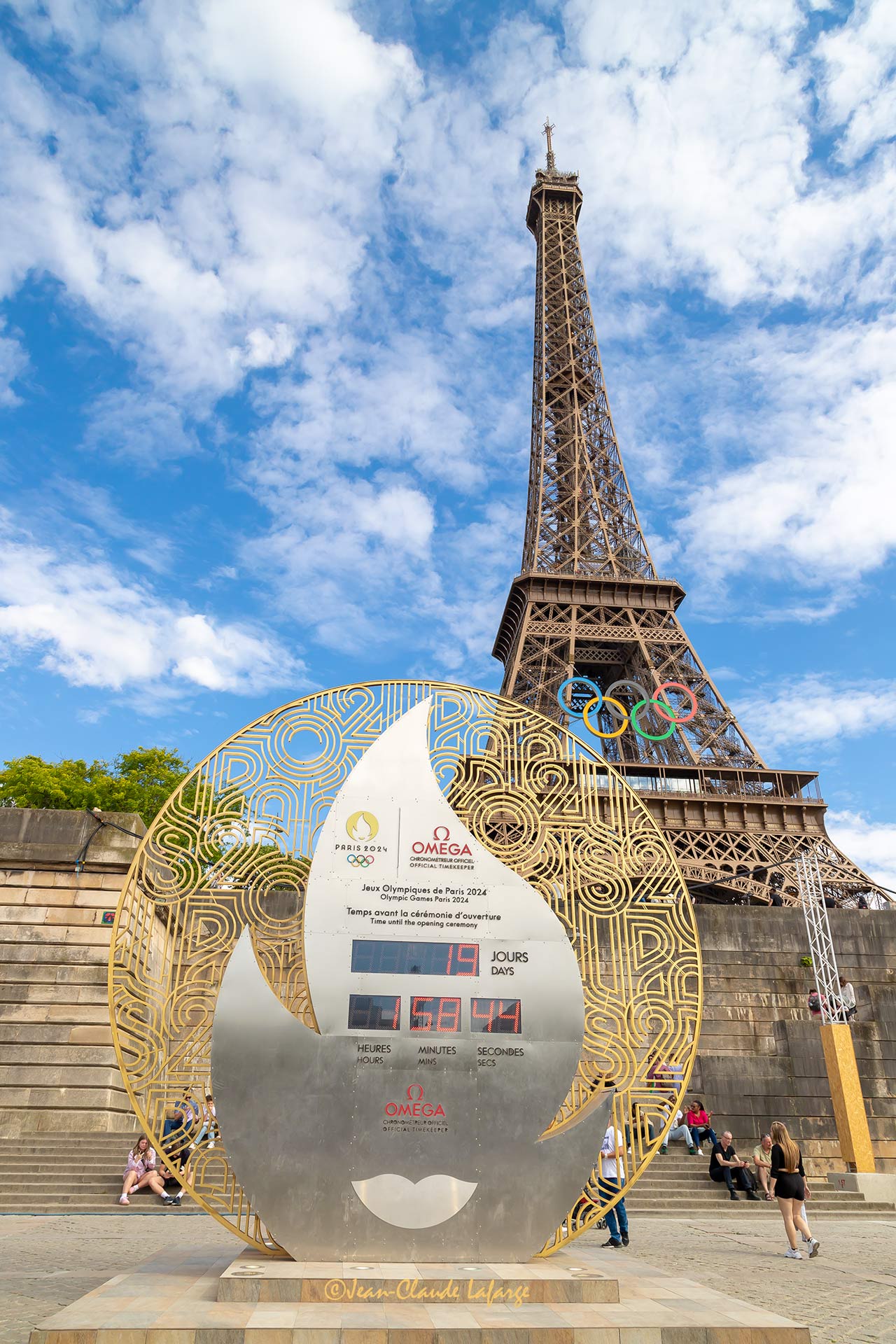 La flamme chronomètre égrène les secondes avant le début des Jeux Olympiques de Paris 2024. 