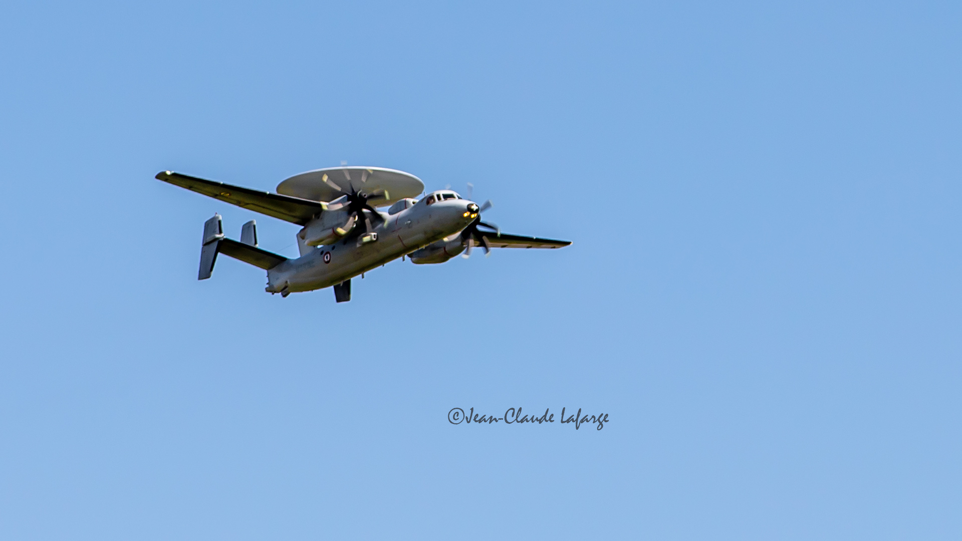 Avion bimoteur à hélices avec radar en démonstration à l'Air Show de Villaroche melun.