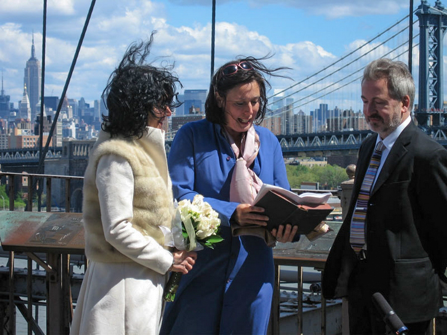 On se marie aussi sur le Pont de Brooklyn.