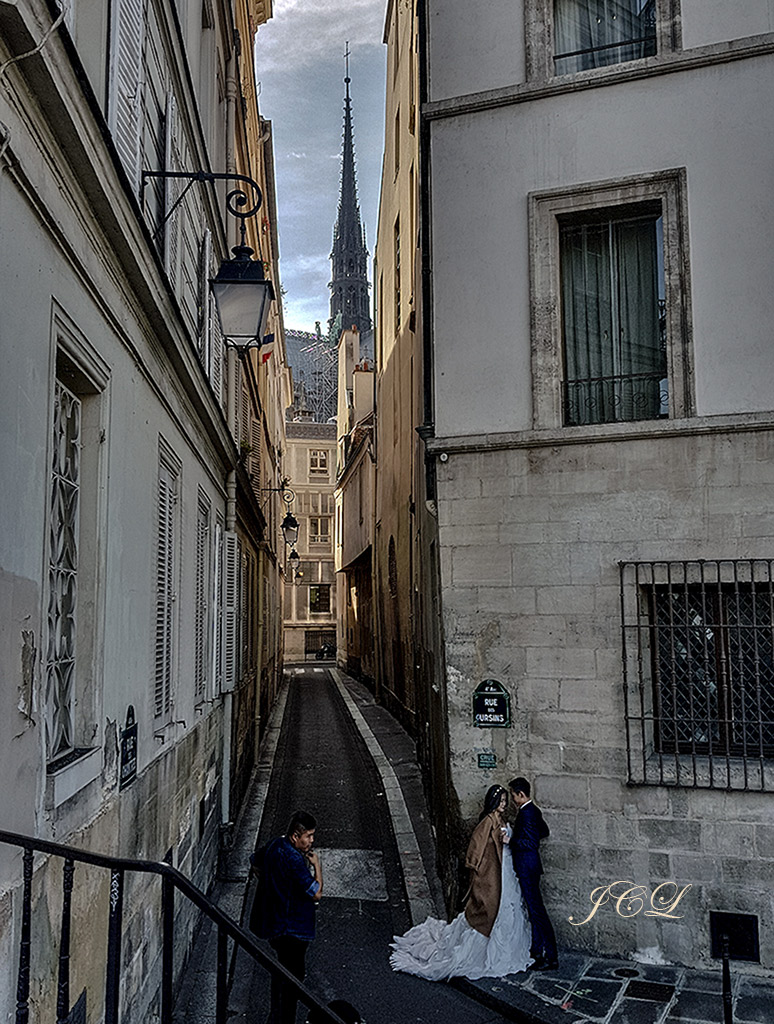 Mariés de la rue Urson en enfilade avec la flêche de Violet le Duc de la Cathédrale Notre-Dame de Paris.