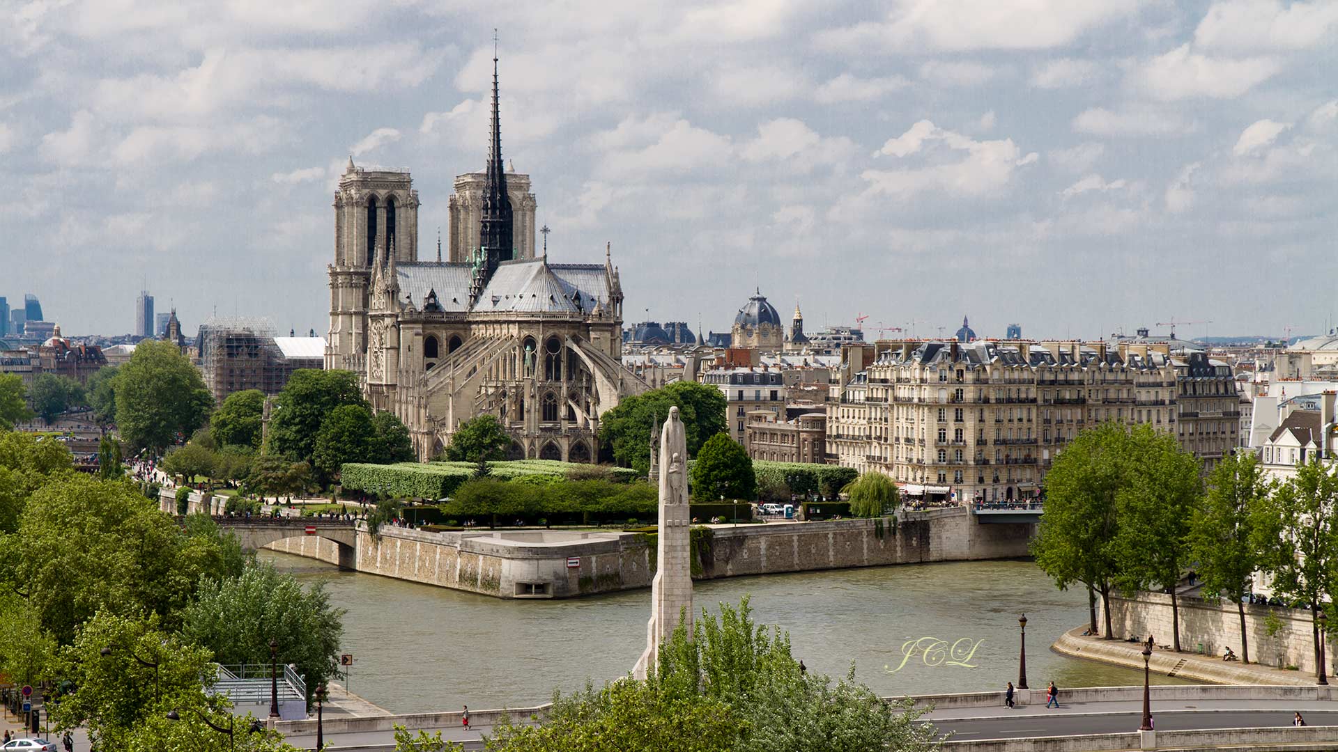 Photo de la Cathédrale Notre-Dame de Paris prise de l'institut du monde arabe.