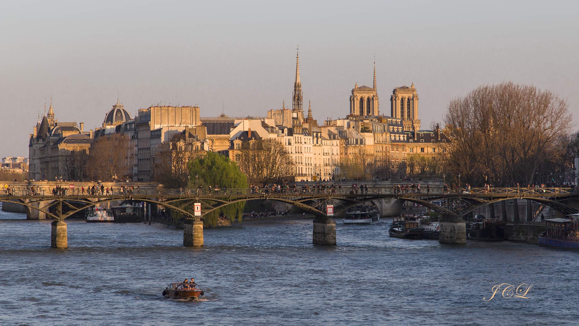 Promenade sur les Quais de Seine à Paris. Au fond à droite on voit la Cathédrale Notre-Dame de Paris avec la flèche de Viollet Le Duc avant l'incendie du 15 avril 2019.