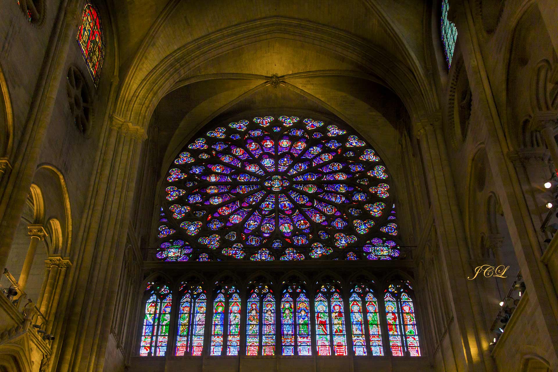 Les vitraux et la Rosace Sud de la Cathédrale Notre-Dame de Paris.