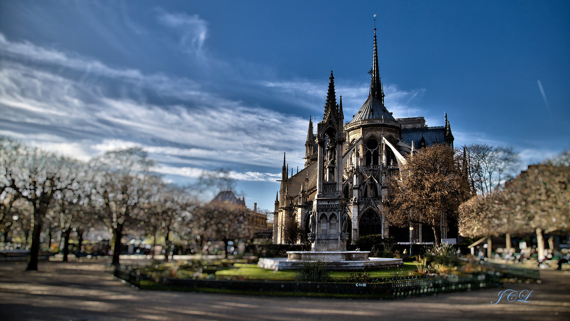 Promenade autour de la Cathédrale Notre-Dame à Paris côté nord.