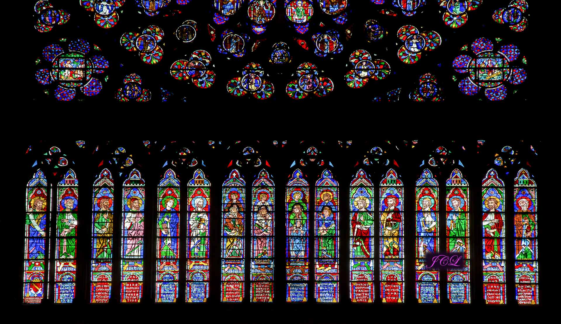 Vitrail sous Rosace sud de la Cathédrale Notre-Dame de Paris.