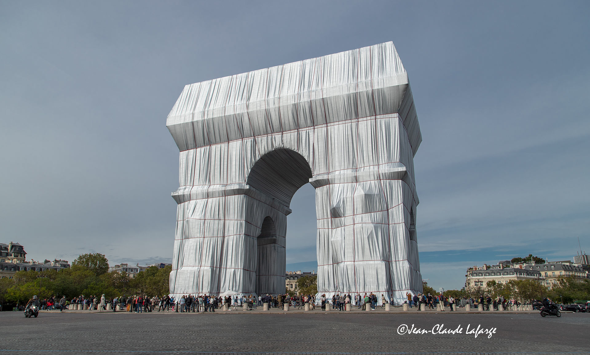 L'Arc de Triomphe de la Place de l'étoile à Paris empaqueté par la fondation de Cristo en septembre 2021.