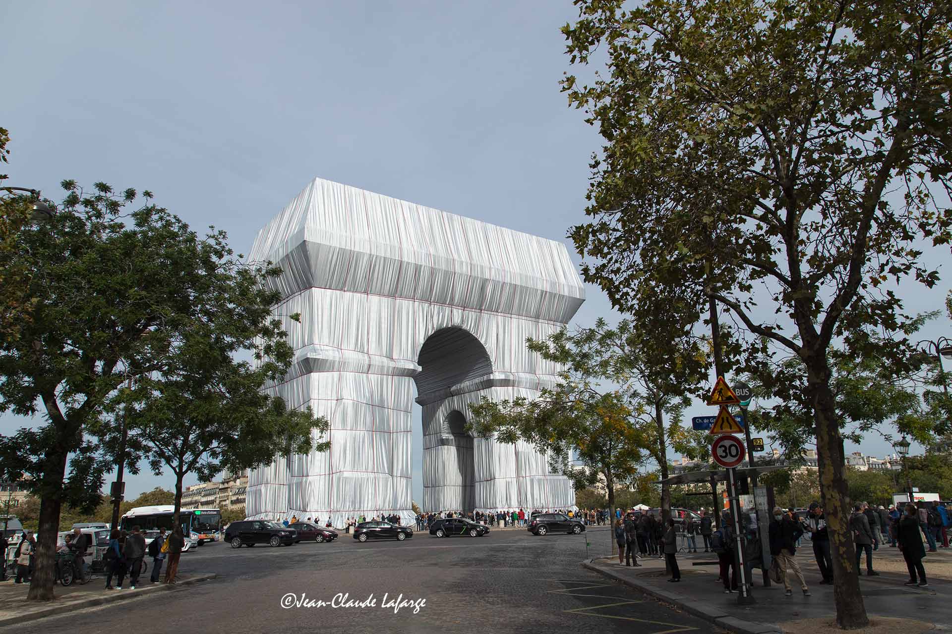 L'Arc de Triomphe de la Place de l'étoile à Paris empaqueté par la fondation de Cristo en septembre 2021.