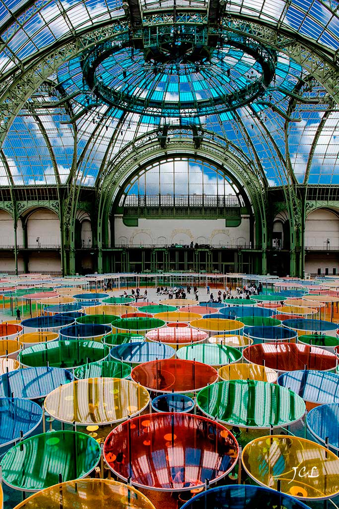 Exposition monumentale dans le Grand Palais de l'Artiste Daniel Buren.