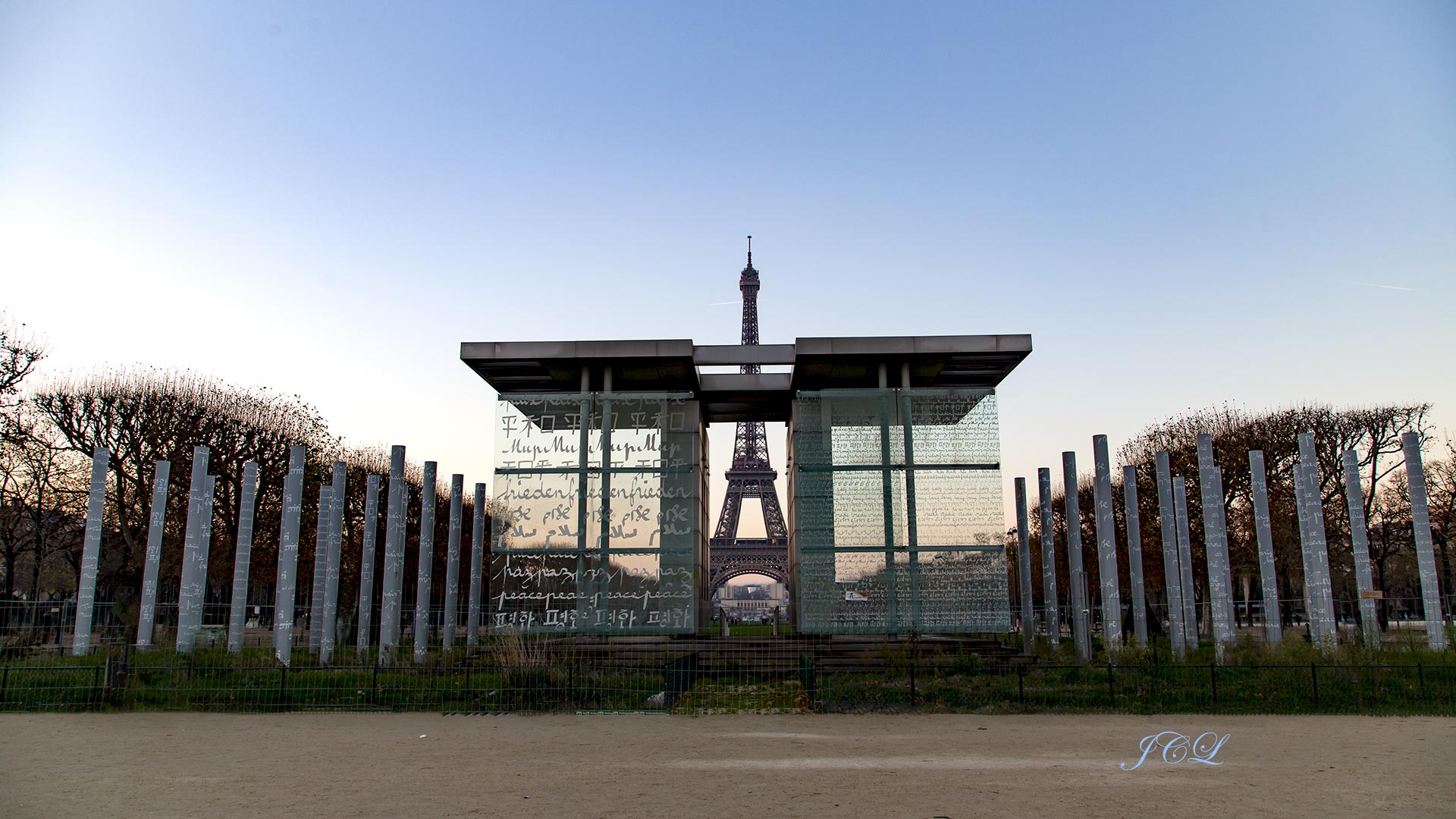 Le Mur pour la Paix est un monument érigé en 2000 à Paris devant l'École militaire sur le Champ-de-Mars.