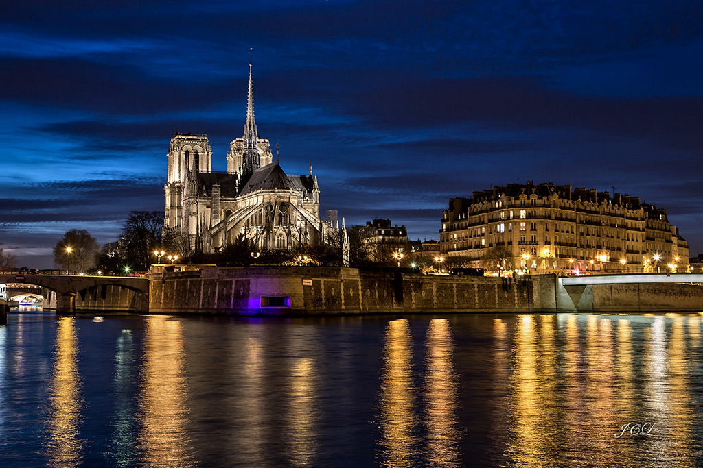 La Cathédrale de Paris à l'heure bleue.