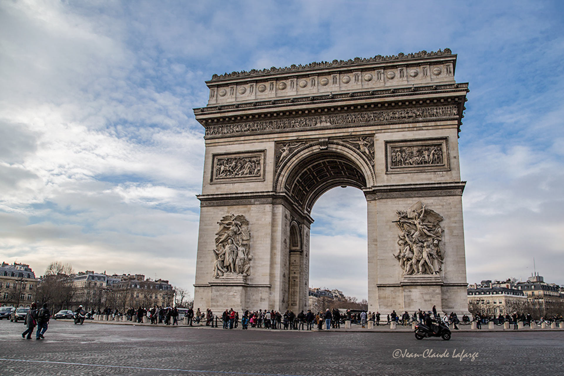 L'Arc de TRiomphe de Paris place de l'Etoile.