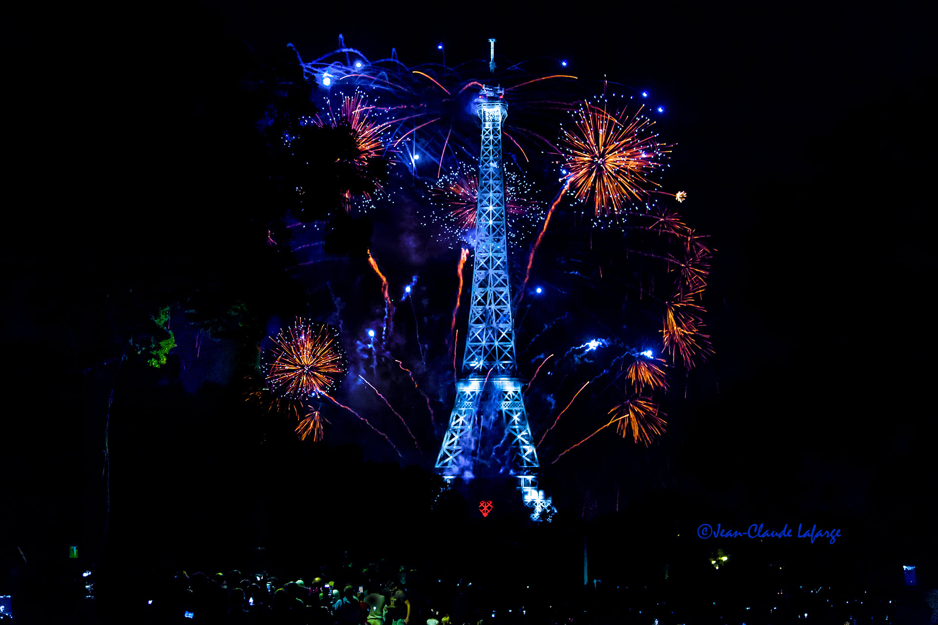 Le magnifique feu d'artifice du 14 juillet de Paris est tiré de la Tour Eiffel.