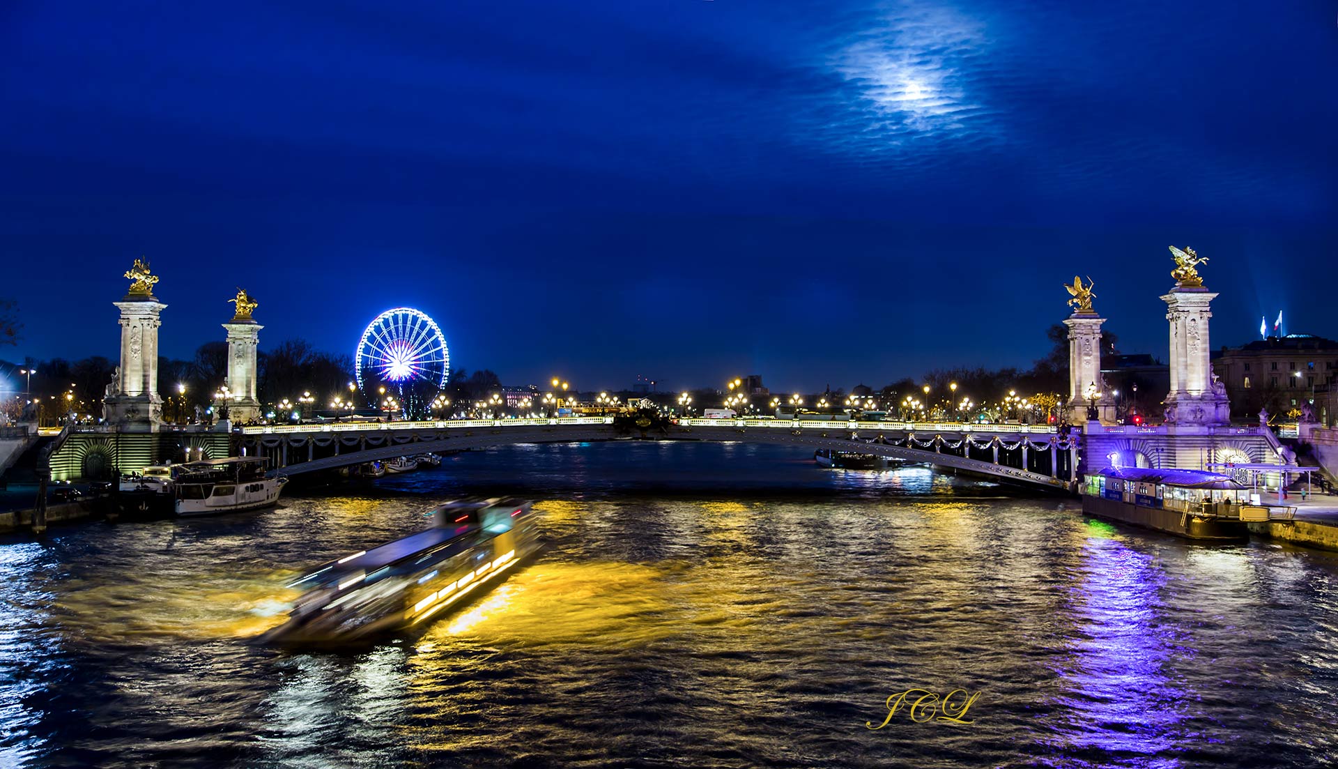 Promenade sur la Seine à bord d'un bâteau de croisière à l'heure bleue.