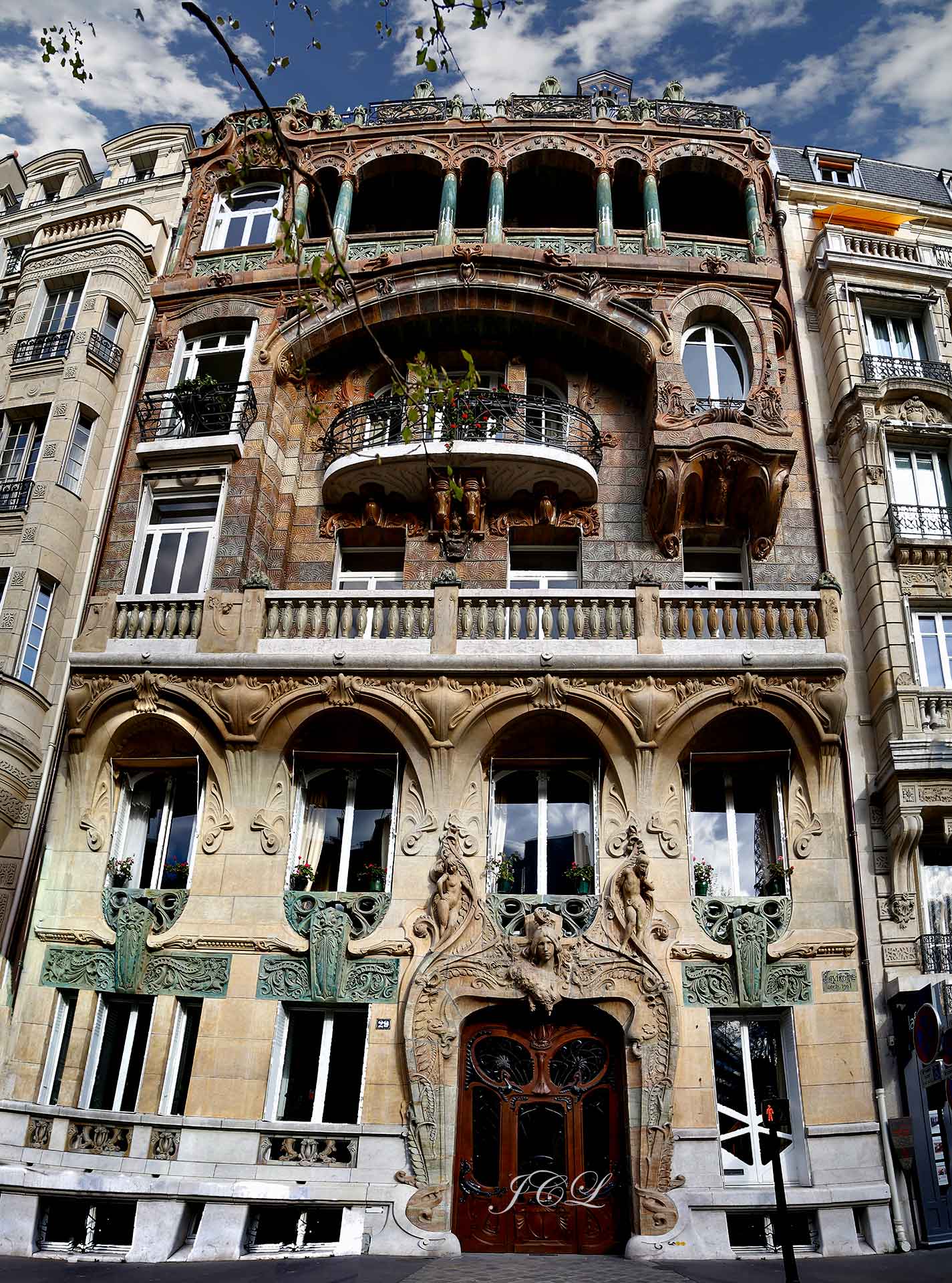 Cet immeuble situé au 7 avenue Rapp à Paris 7ème arrondissement a été construit par l’architecte Jules Lavirotte en 1901. Sa façade avec ses animaux ses fleurs, ses courbes sont le symbole de l’Art Nouveau.
