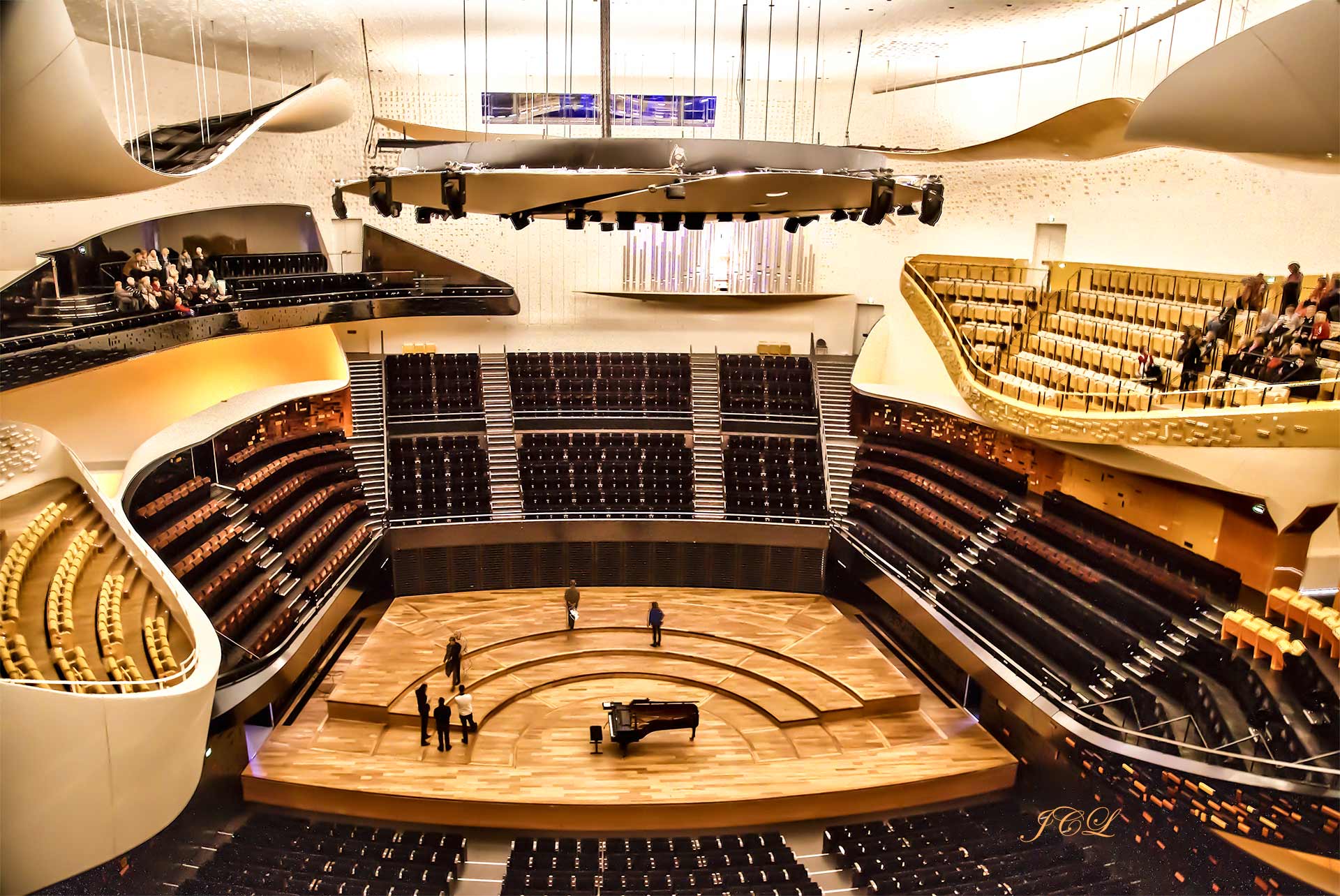 La Philharmonie de Paris la Villette bénéficie d'un équipement acoustique de très haute qualité. L'inauguration a eu lieu en janvier 2015. Sa salle de concert Pierre Boulez dispose de 2400 places. L'architecte est Jean Nouvel.