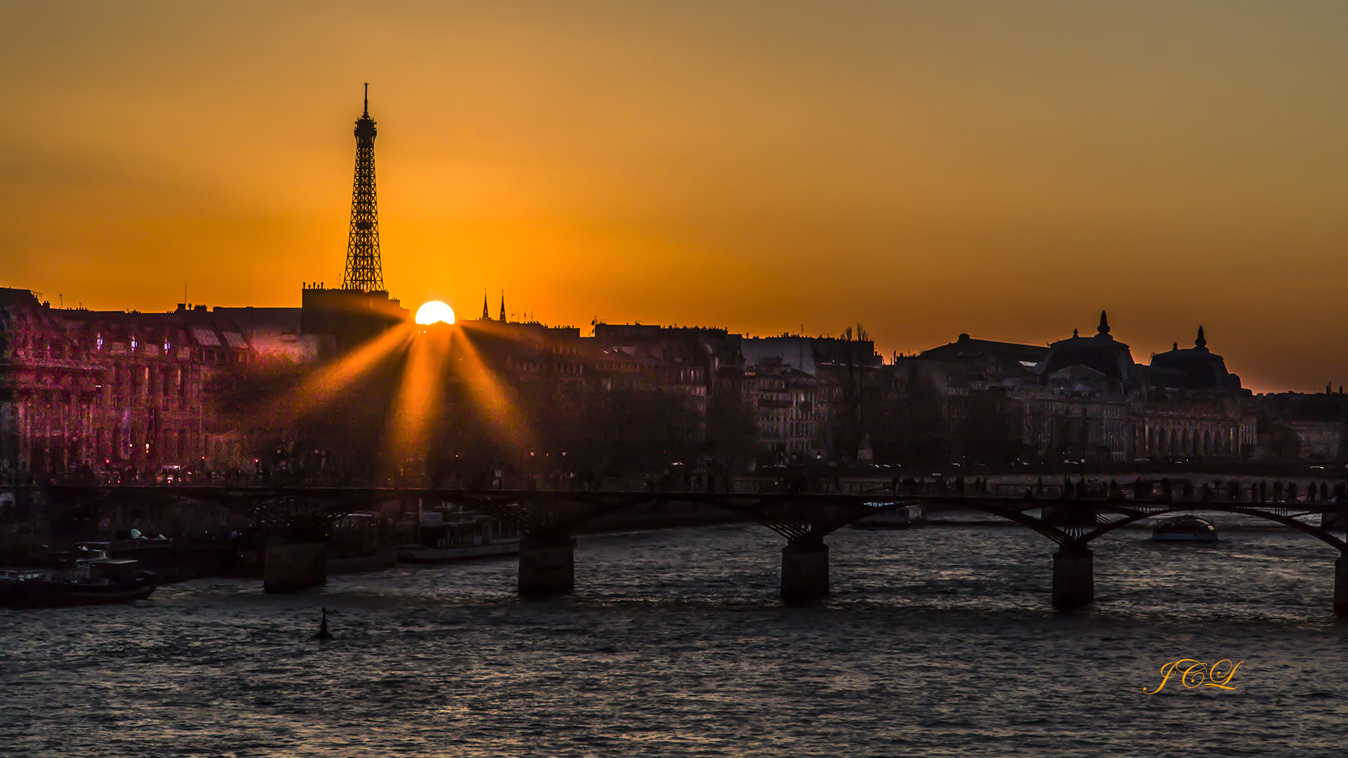 Paris, coucher de soleil sur la Tour-Eiffel.