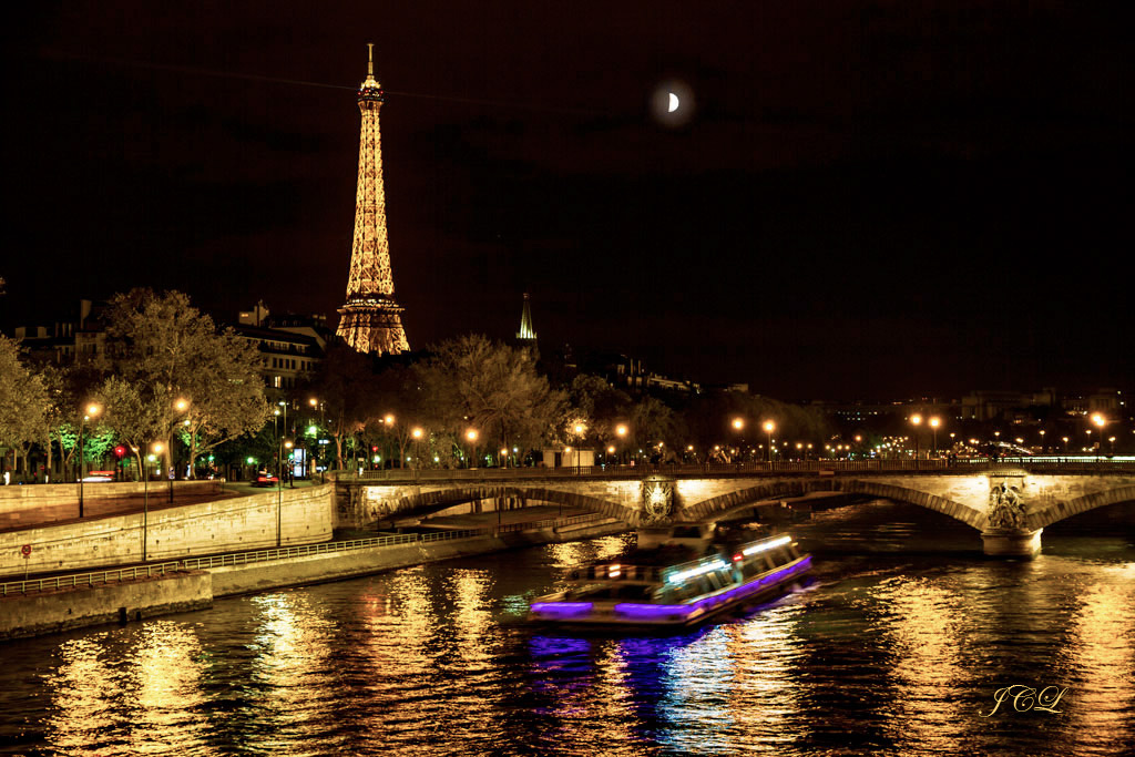Tour Eiffel la nuit vue du Pont Alexandre III à l'heure bleue. 
