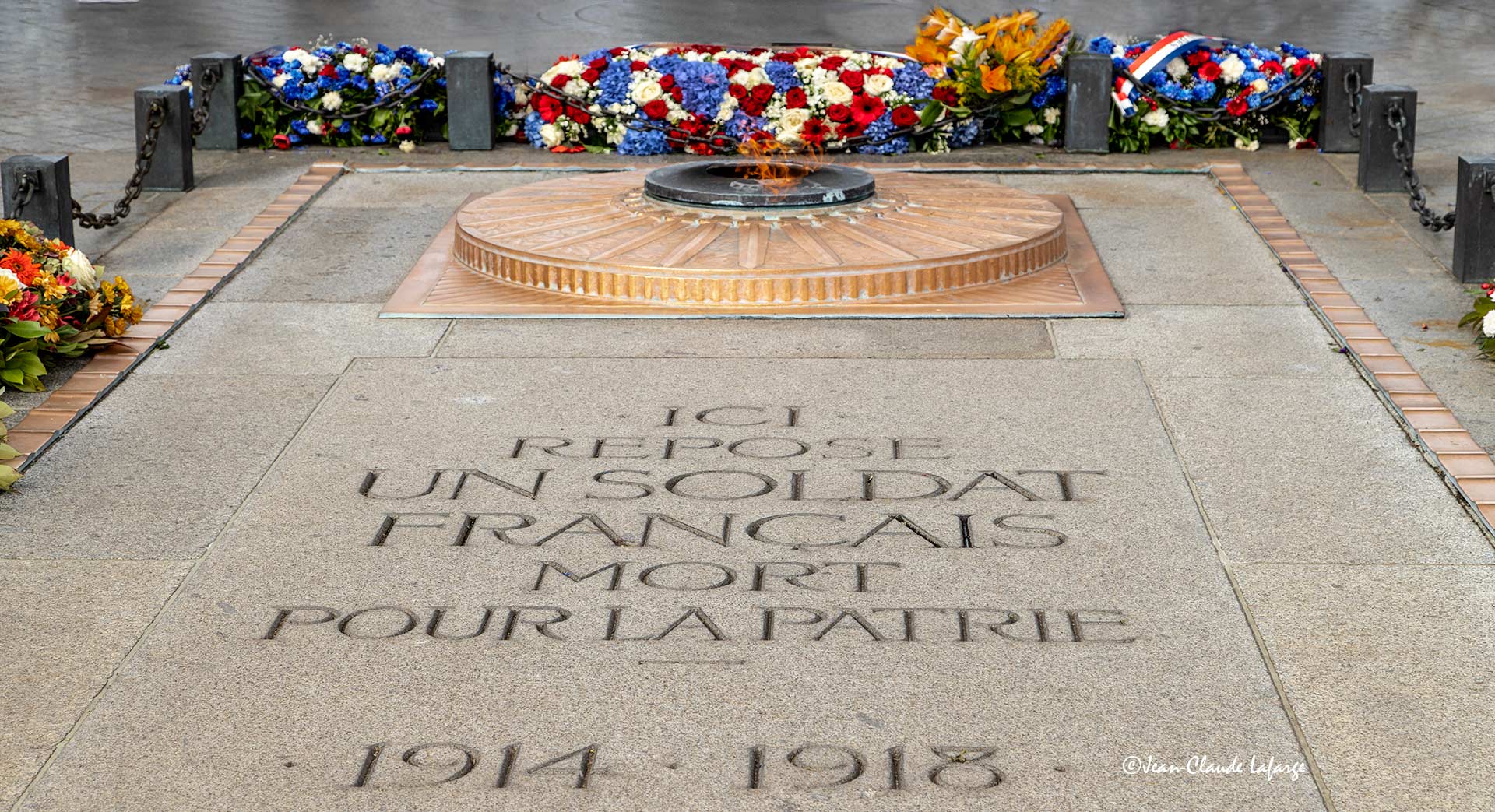 La tombe du soldat inconnu à l'arc de triomphe Place de l'étoile à Paris.