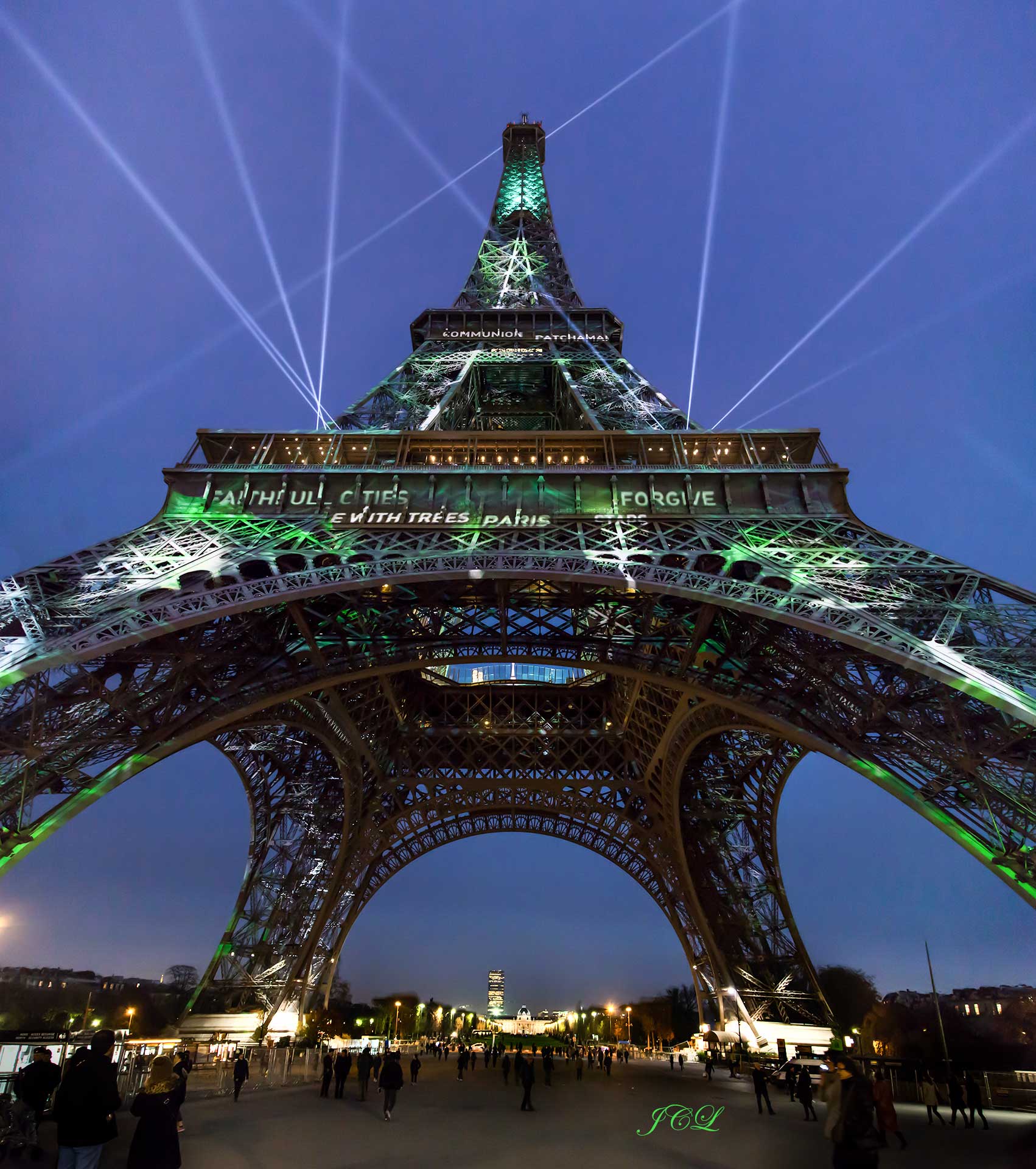 Tour Eiffel illuminée en vert par Naziha Mestaoui lors de la Cop21 à Paris France.