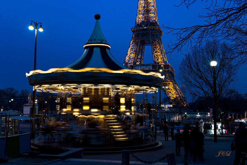 Belle photo de la Tour Eiffel avec le manege au jardin du Trocadero au pont d'iéna à Paris.