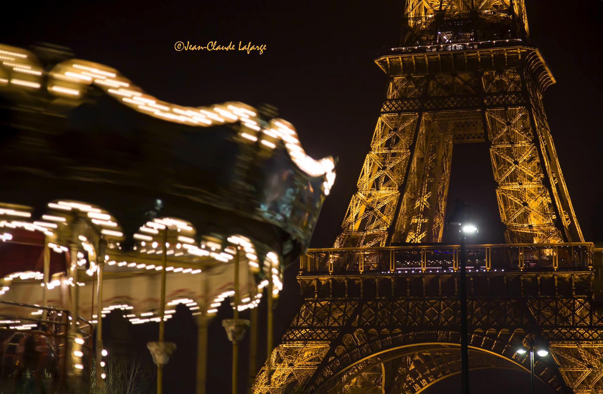 Le Manège tournant des Jardins du Trocadéro et la Tour Eiffel au Champ de Mars la nuit.