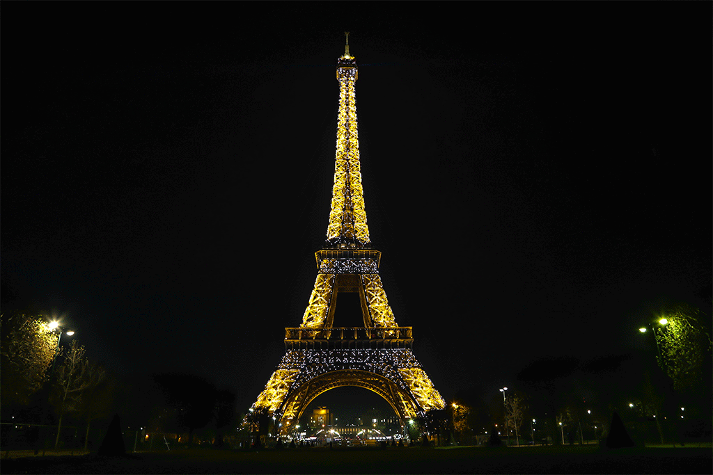 belle animation du scintillement de la Tour Eiffel à Paris