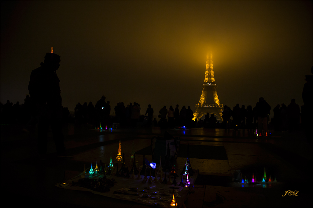 Tour Eiffel dans les nuages de pollution accompagnee de ses petites tours eiffel multicolores. Photographie prise du parvis du Trocadero a cote du Musee de l'homme et de la Cite de l'architecture et du patrimoine.