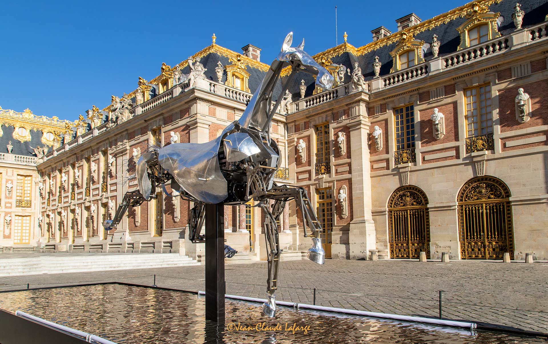 C'est « Zeus » le cheval argenté qui a galopé sur la Seine lors de la Cérémonie d’ouverture des JO de Paris le 26 juillet 2024. La Star a été exposée dans une cour interne de l’Hôtel de Ville de Paris quelques jours. Actuellement, on peut l’admirer dans la Cour d’Honneur du château de Versailles jusqu’au 24 novembre 2024.