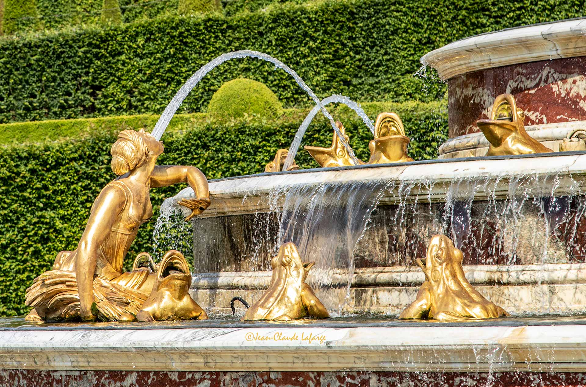 Sculptures dorées du Bassin de Latone sur la Grande Perspective des Jardins du Château de Versailles.