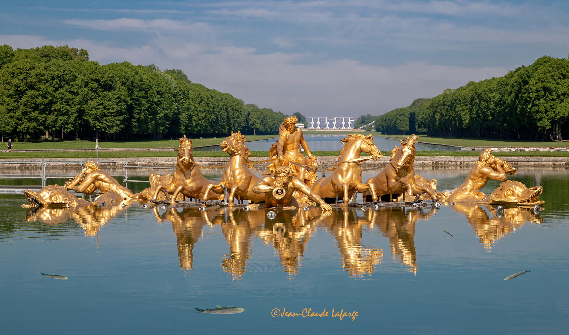 Les sculptures du Bassin du Char d'Apollon fraichement redorées dans le Petit Parc du Château de Versailles. Tout au fond, on aperçoit les tribunes pour les spectateurs des épreuves d'équitation des Jeaux Olympiques 2024.