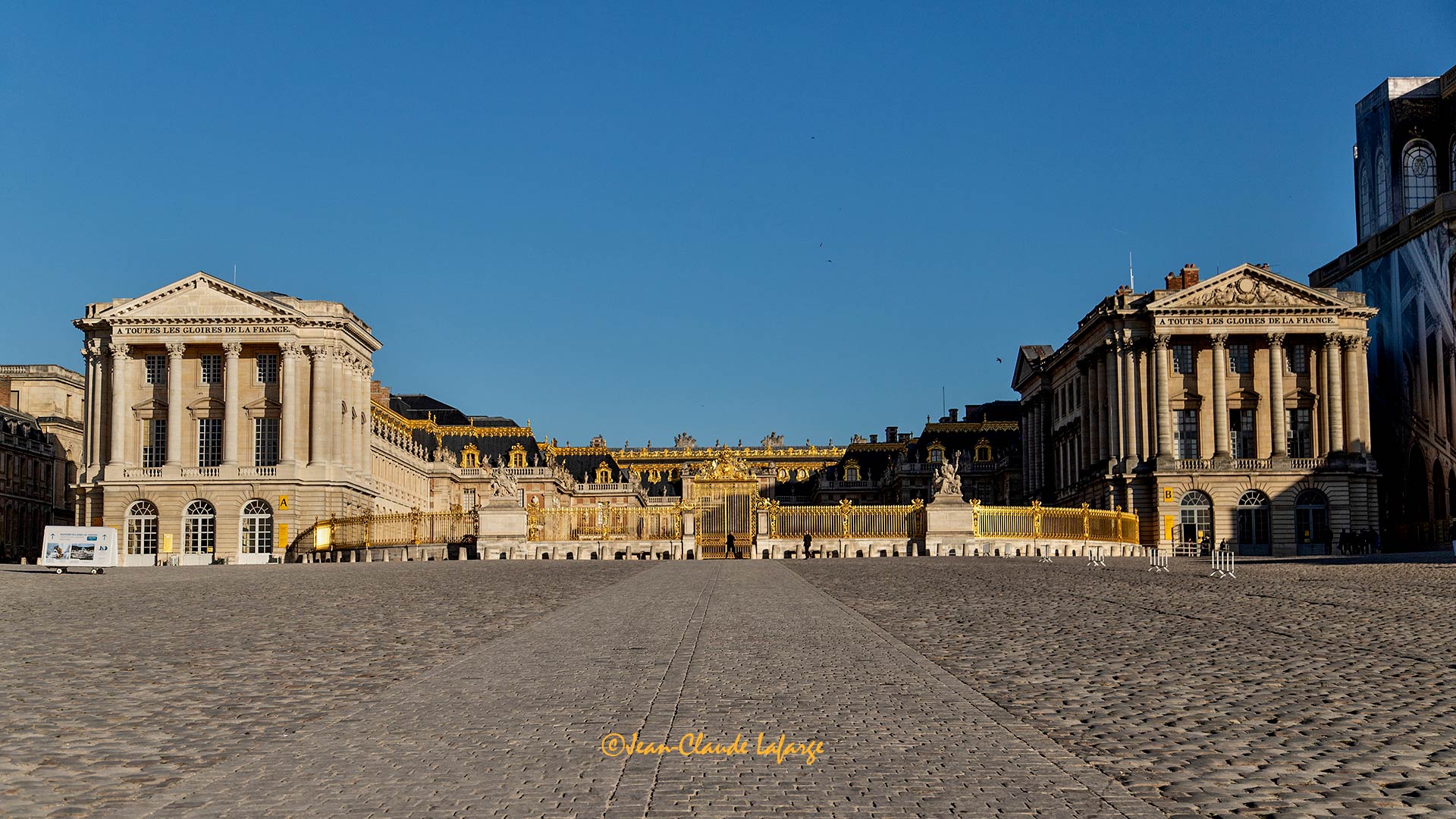 Entrée Château de Versailles au soleil levant.