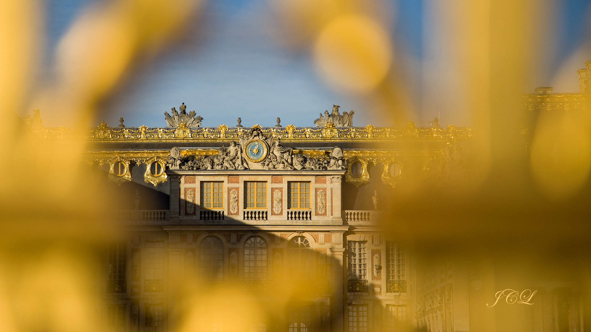 Entrée principale du Château de Versailles Est au soleil levant. Nouvelle ancienne Grille dorée floue.