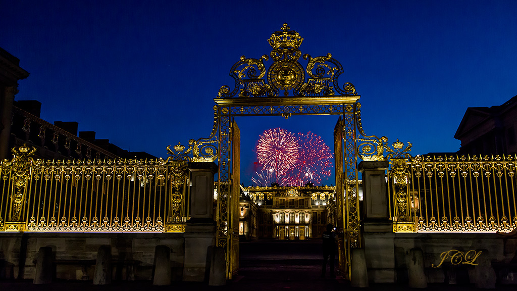 Entrez dans le Château de Versailles admirer son feu d'artifice à l'heure bleue de juin.