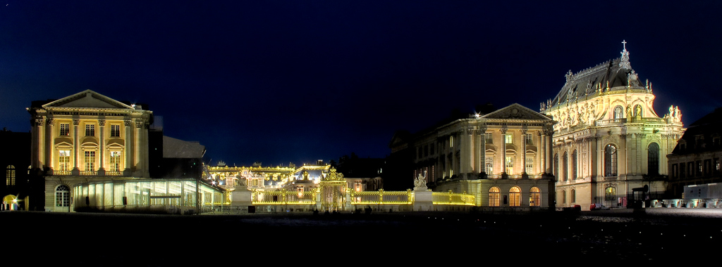 Château de Versailles la nuit.