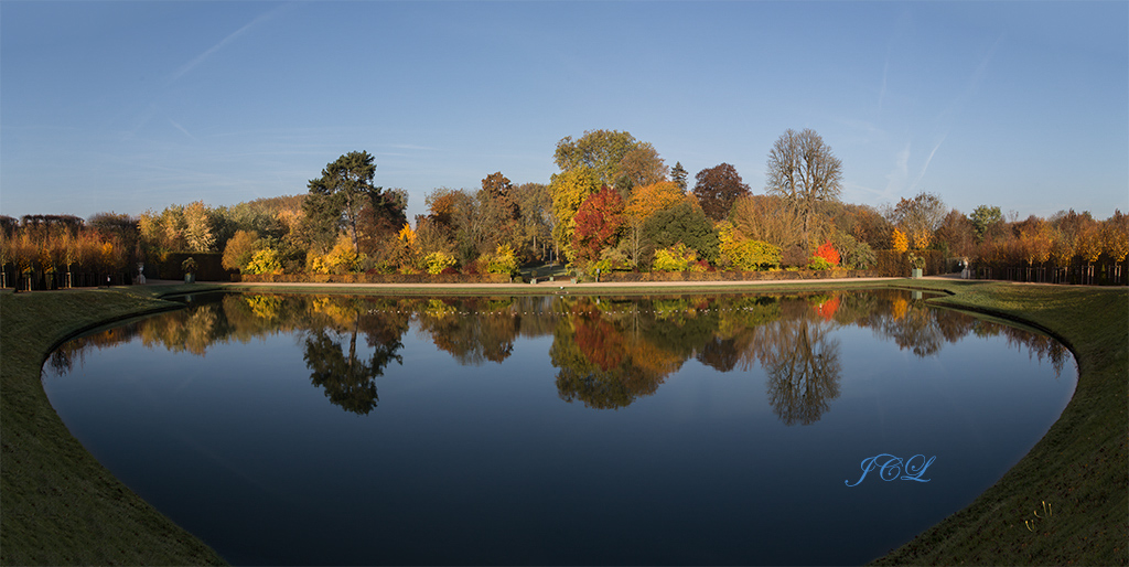 reflets jardin du roi dans le bassin du miroir du parc du chateau de Versailles en automne