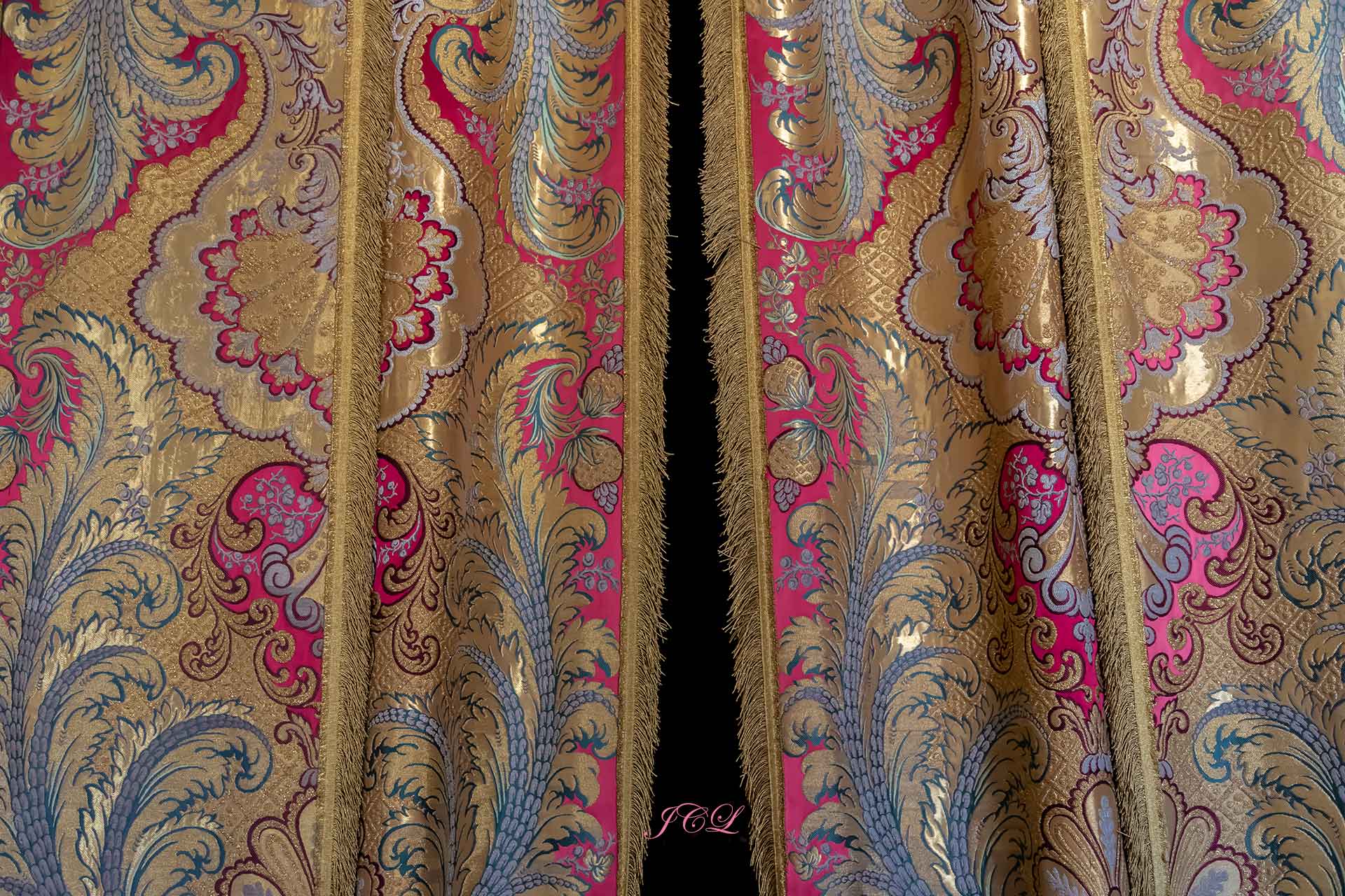 Les rideaux du lit à baldaquin de la chambre du Roi Louis XIV au Château de Versailles.