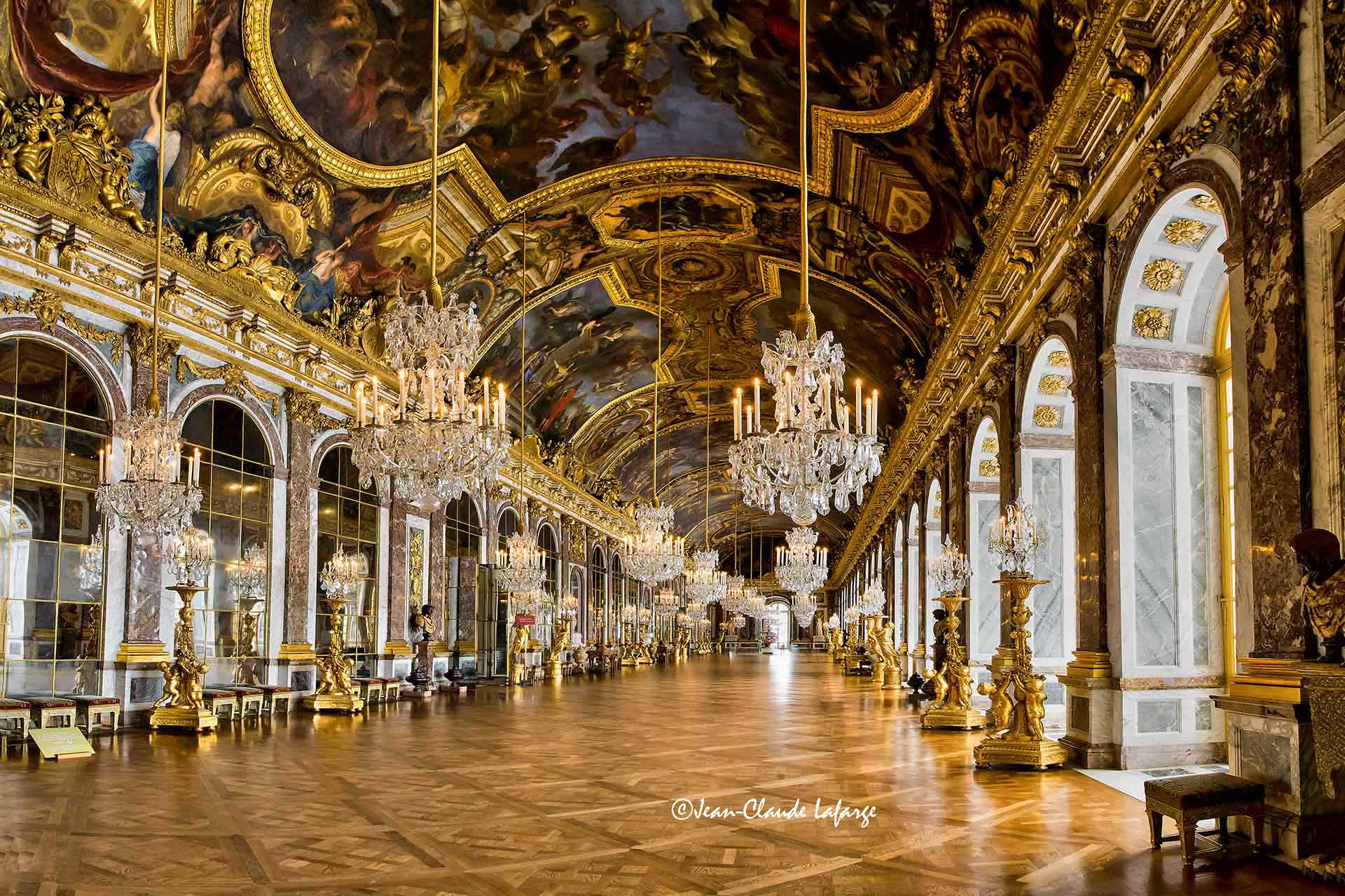 La Galerie des Glaces du Château de Versailles.