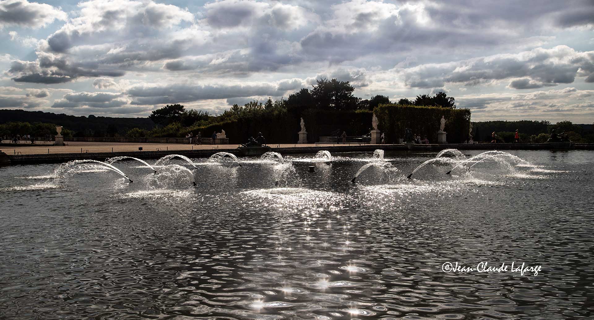 Le Parterre d'eau des Jardins du Château de Versailles en contre-jour.