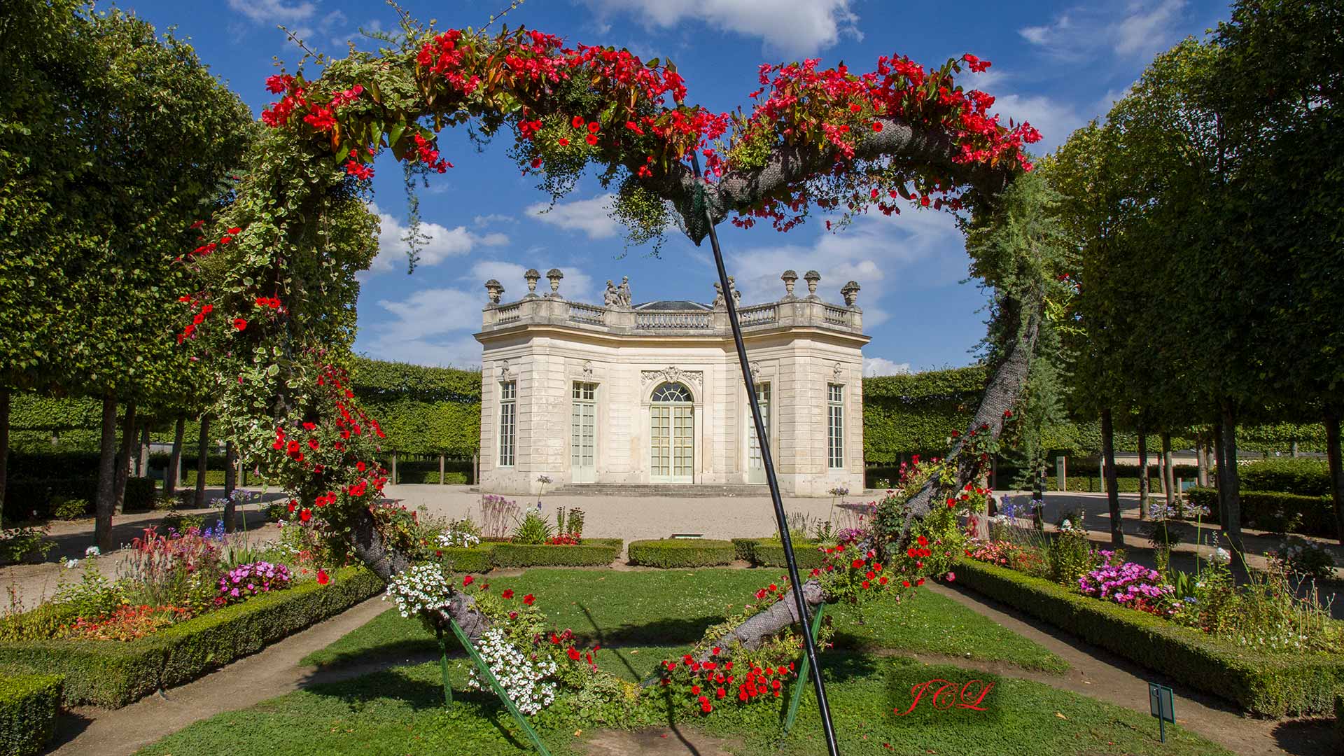 Le pavillon Fançais dans les jardins du petit trianon du Chateau de versailles.