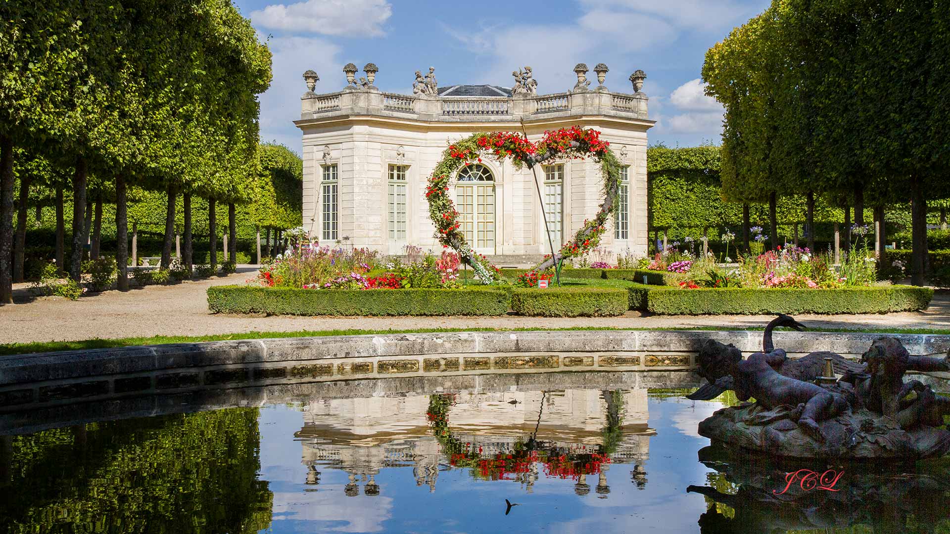 Le pavillon Fançais dans les jardins du petit trianon du Chateau de versailles.
