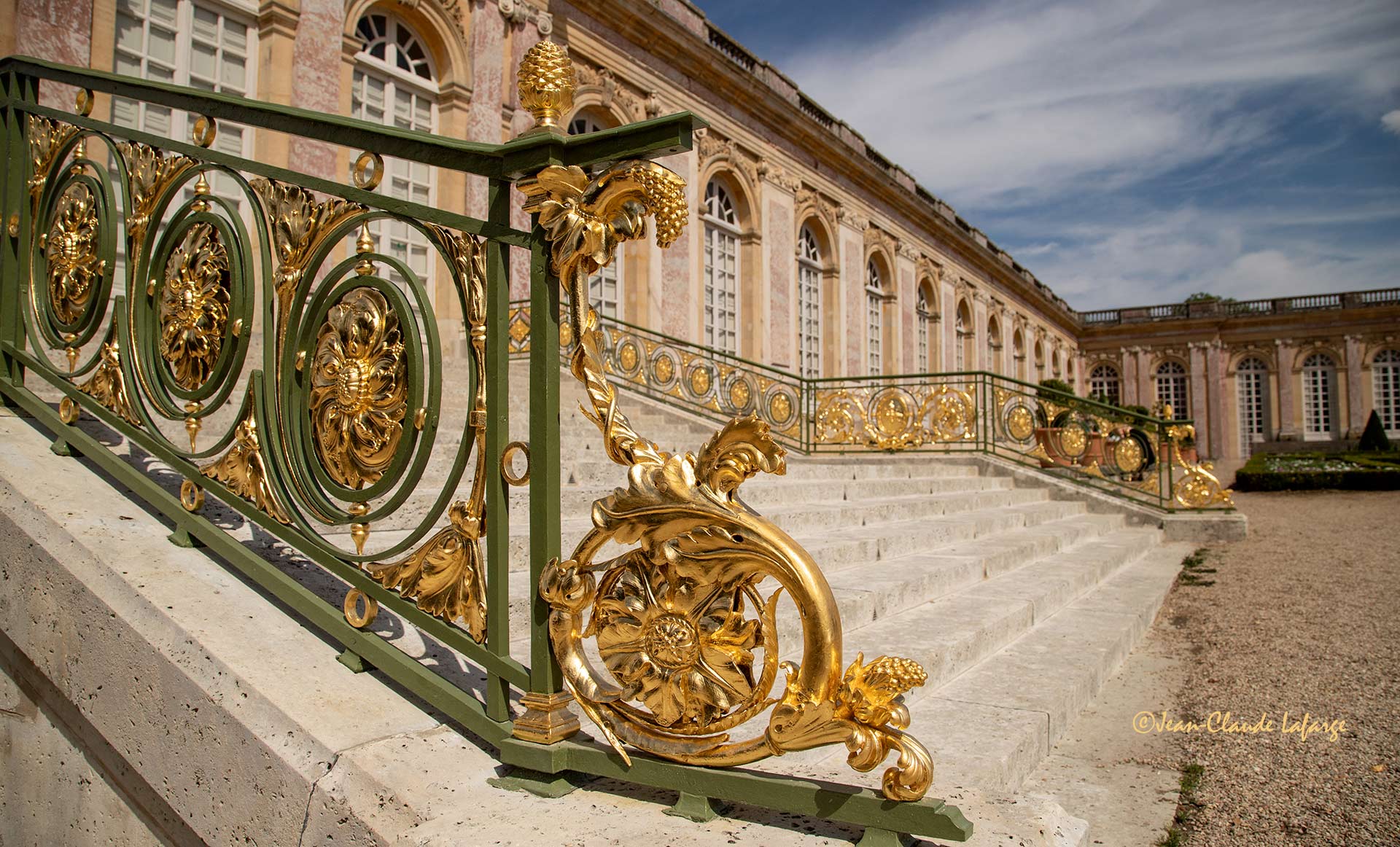 L'escalier doré de l'aile nord du Grand Trianon de Versailles.
