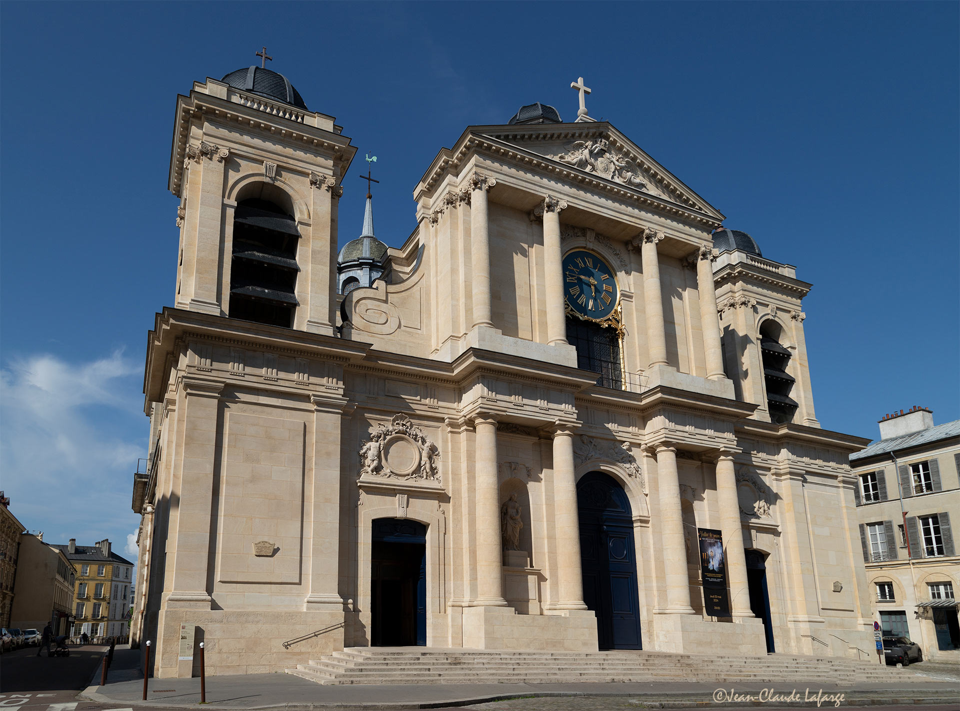 Eglise Notre-Dame de Versailles après restauration de 2024. La construction d'une nouvelle église, voulue par le roi Louis XIV, est confiée, aux comptes des Bâtiments du Roi, à l'architecte Jules Hardouin-Mansart dans un style classique. 