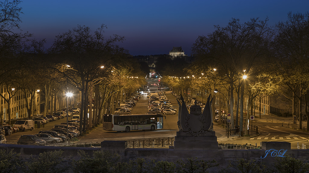 Parking de l'avenue de Sceaux à Versailles à l'heure bleue