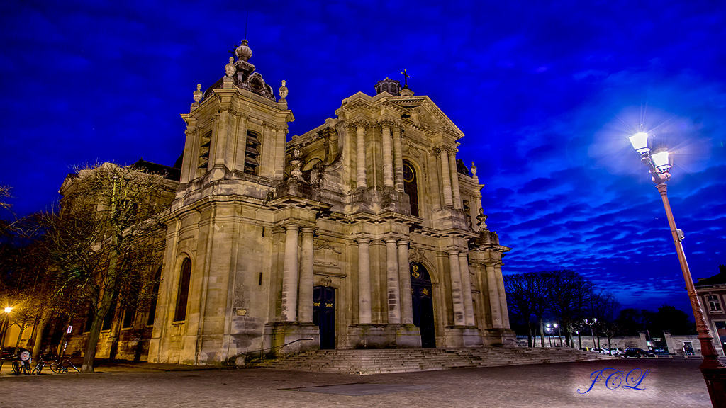 Cathédrale Notre-Dame à Versailles à l'heure bleue.