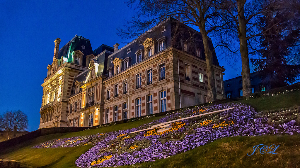  L'Hôtel de Ville de Versailles et son horloge à l'heure bleue du soir.