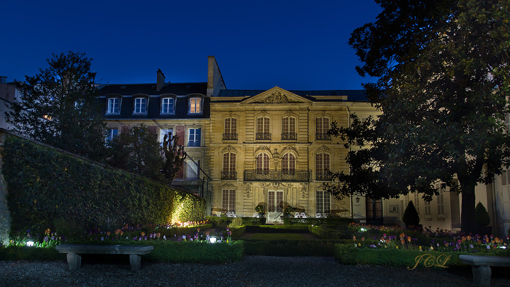 Le Musée Lambinet de la ville de Versailles à l'heure bleue du soir.