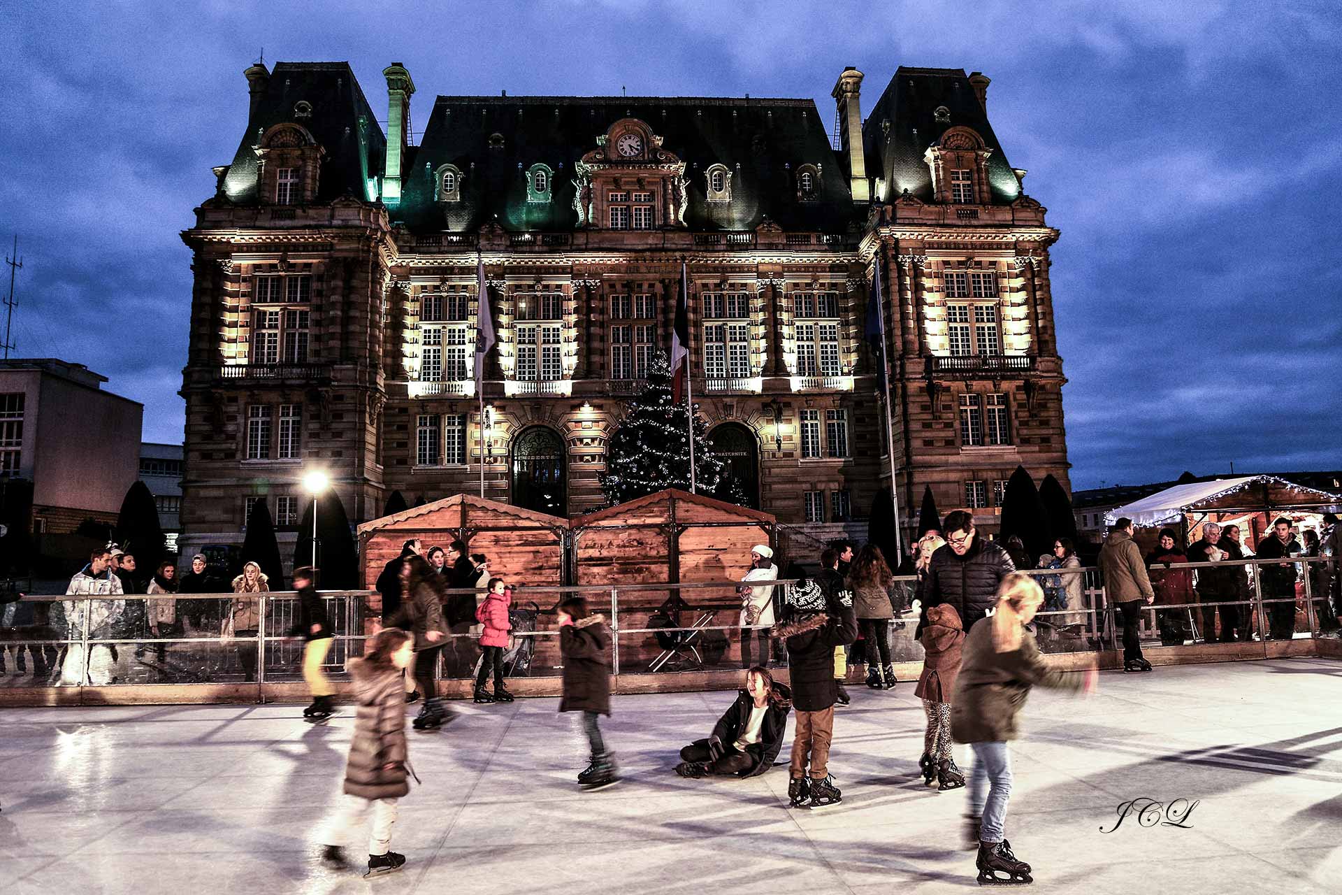 Patinoire écologique de Versailles installée sur la place de l'Hôtel de Ville pour la joie des enfants et des plus grands.